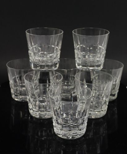 null SAINT LOUIS.

Suite de huit verres à whisky en cristal.

H_9,8 cm,, éclat au...