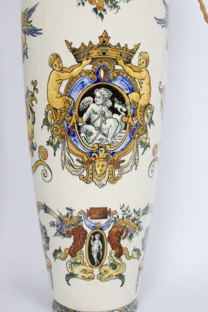 null GIEN.

Paire de vases de forme fuselée en faience à décor Renaissance sur fond...