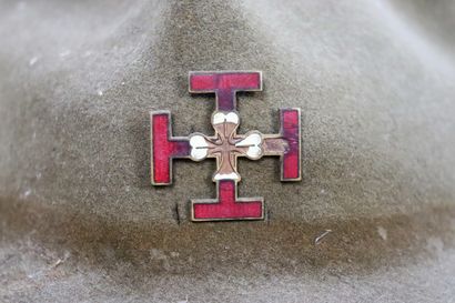 null Chapeau de Scout de France en feutre, avec son insigne et un ceinturon en cuir....