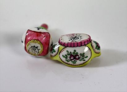 null DESVRES.

Ensemble miniature en porcelaine comprenant cinq vases, une jardinière,...