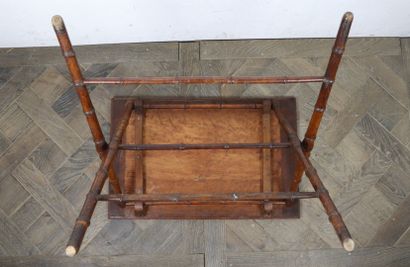null Folding tea table in bamboo and walnut.

About 1900.

H_68,5 cm W_71 cm D_46...