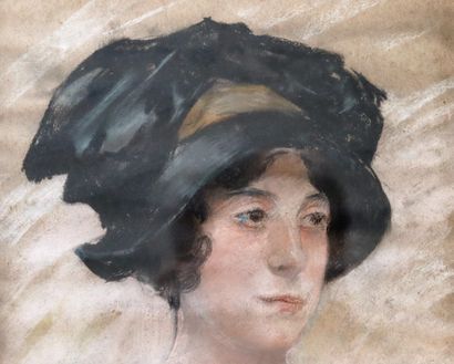 null Ecole française, 1911.

Portrait de femme au chapeau..

Pastel sur papier, signé...