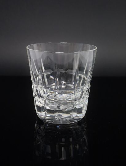 null SAINT LOUIS.

Suite de huit verres à whisky en cristal.

H_9,8 cm,, éclat au...