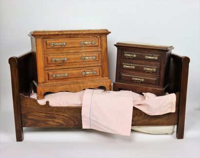 null Set of doll's furniture including two chests of drawers and a bed.

Around 1900.

H_34,5...