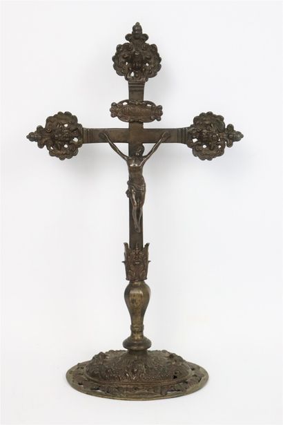 null Calvaire en bronze, le Christ est présenté sur la croix, ornée de têtes d'angelots.

XVIIIème...