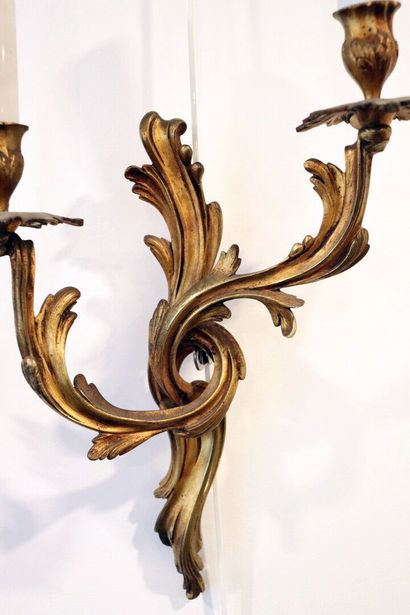 null A pair of bronze two-light sconces.

Louis XV style, early 20th century.

H_41...