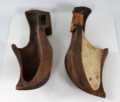 null Set of three wooden forms for chocolates featuring a hoof.

L_35 cm L_27 cm...