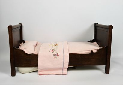 null Set of doll's furniture including two chests of drawers and a bed.

Around 1900.

H_34,5...