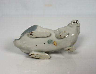 null BING & GROENDAL.

Porcelain cat.

H_15,2 cm.

A rabbit is attached.

L_12,5...