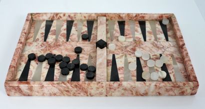 null Marble and onyx tric-trac game.

Beginning of the 20th century.

H_2,5 cm W_26,5...