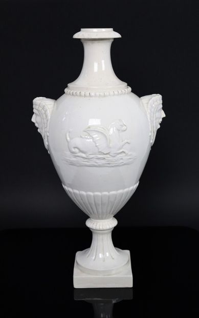 null ITALIE.

Vase couvert en faience fine émaillée blanc à décor d'animaux marins,...