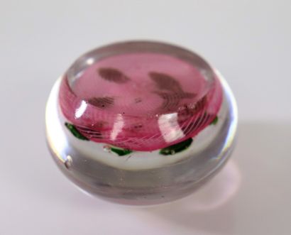 null SAINT LOUIS.

A crystal paperweight decorated with a white camomile on a pink...
