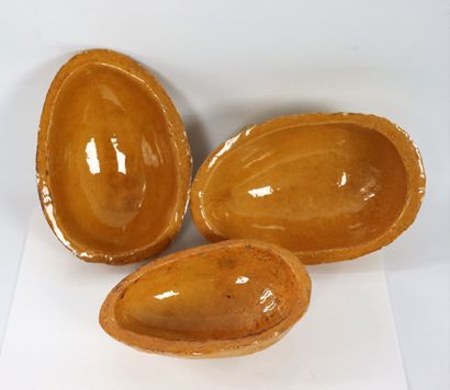 null Set of three glazed terracotta moulds in the shape of an Easter egg.

L_26 cm...