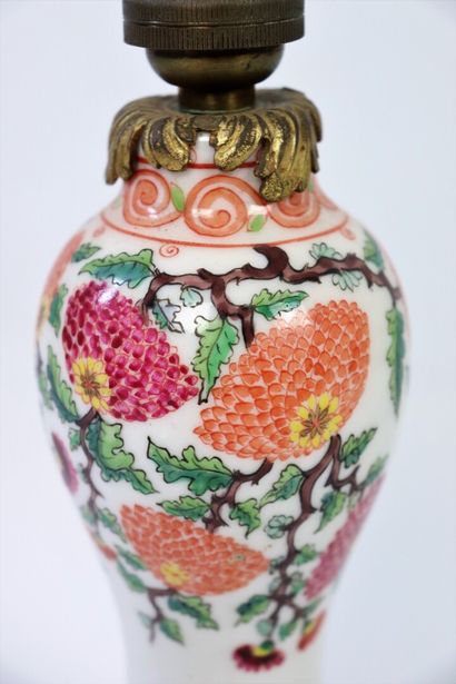 null Vase en porcelaine à décor polychrome, monté en lampe.

H_20,5 cm