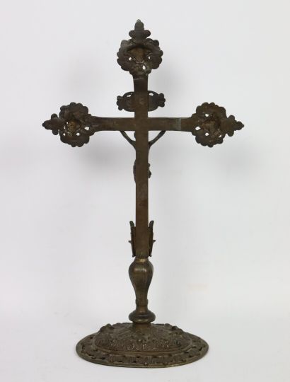 null Calvaire en bronze, le Christ est présenté sur la croix, ornée de têtes d'angelots.

XVIIIème...