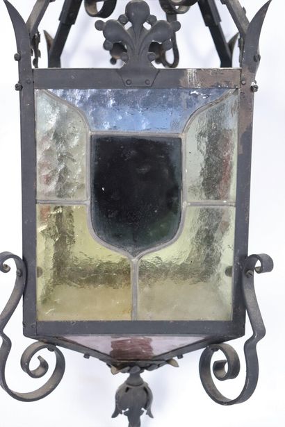 null Lanterne et potence en fer forgé et vitraux.

Vers 1900.

H_100 cm, avec la...