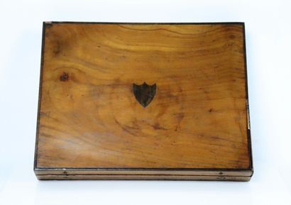null Light wood game box, the lid decorated with a rosewood veneer escutcheon. 

19th...