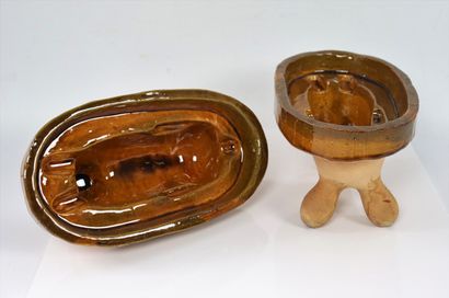 null Set of two glazed terracotta moulds in the shape of an Easter lamb.

L_23 cm,...
