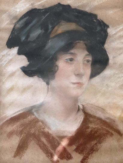null Ecole française, 1911.

Portrait de femme au chapeau..

Pastel sur papier, signé...