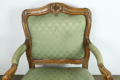 null Queen's armchair, with frame, in moulded and carved wood.

Formerly gilded.

Early...