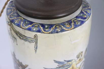 null GIEN.

Paire de vases de forme fuselée en faience à décor Renaissance sur fond...