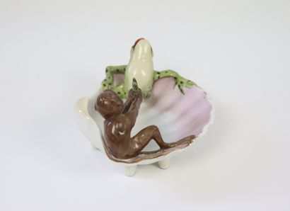 null 
Porcelain tray decorated with a monkey pulling a frog.




Circa 1900-1920.




H_6,6...