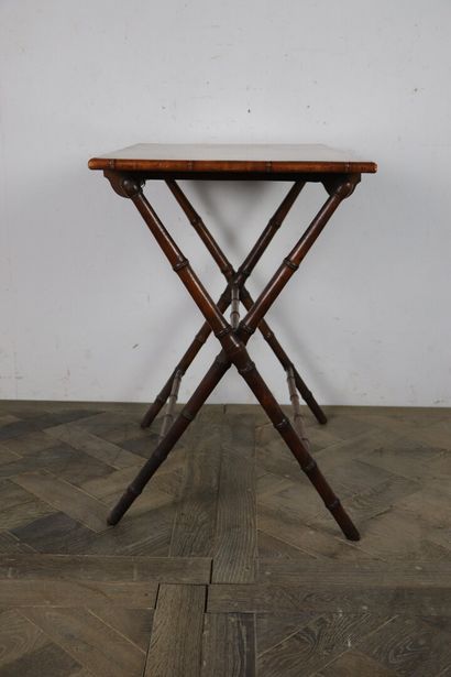null Folding tea table in bamboo and walnut.

About 1900.

H_68,5 cm W_71 cm D_46...