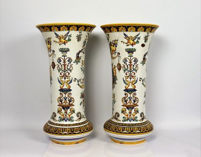 null GIEN.

Paire de grands vases cornet en faience à décor Renaissance sur fond...