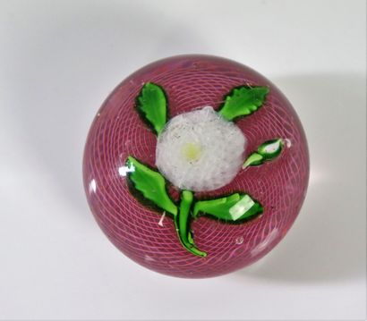 null SAINT LOUIS.

A crystal paperweight decorated with a white camomile on a pink...