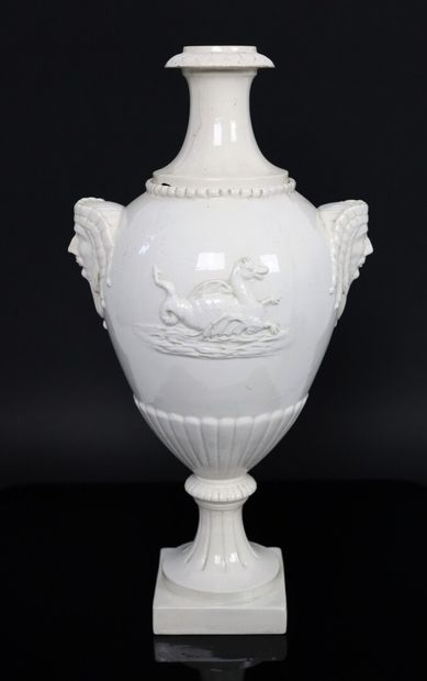 null ITALIE.

Vase couvert en faience fine émaillée blanc à décor d'animaux marins,...