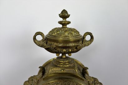 null Important gilt bronze clock, mobile handles maintained by lion's heads and topped...
