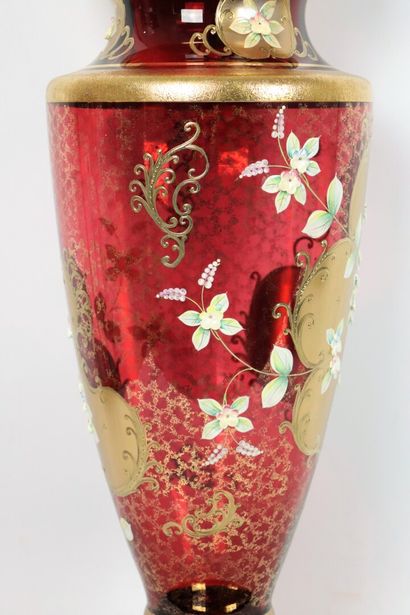 null BOHEME.

Important glass vase painted with fine gold and enamelled floral decoration,...