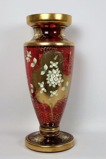 null BOHEME.

Important vase en verre peint à l'or fin et décor floral émaillé, dans...