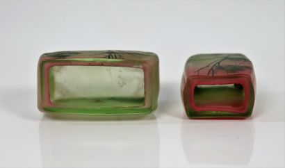 null Deux vases miniatures en verre émaillé, à décor de paysage.

Vers 1900.

H_2,6...
