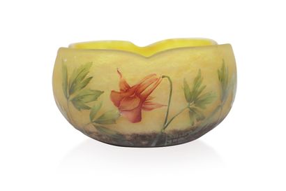 null DAUM Nancy.

Four-lobed glass bowl with acid-etched fuchsia decoration.

H_6...