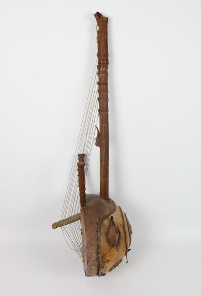 null Instrument de musique à cordes africain en calebasse, bois, cuir et coquillages.

L_99...