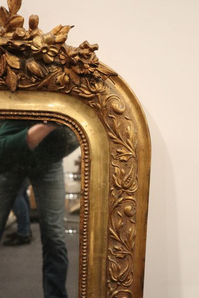 null Miroir à fronton en bois et stuc doré.

Fin du XIXème siècle.

H_135 cm L_80...