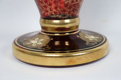 null BOHEME.

Important vase en verre peint à l'or fin et décor floral émaillé, dans...