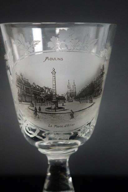 null Deux verres émaillés figurant deux monuments de Moulins, la Place d'Allier et...