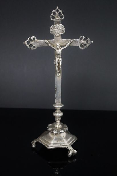 null Christ au calvaire en metal argenté.

XVIIIème siècle.

H_24 cm