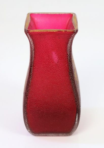 null Ensemble de trois vases, l'un en verre granité rose et doré, l'autre en cristal...