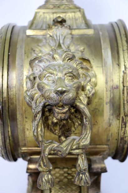 null Important gilt bronze clock, mobile handles maintained by lion's heads and topped...