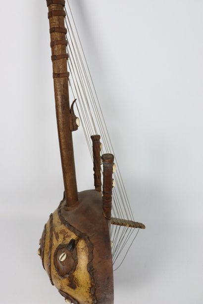 null Instrument de musique à cordes africain en calebasse, bois, cuir et coquillages.

L_99...