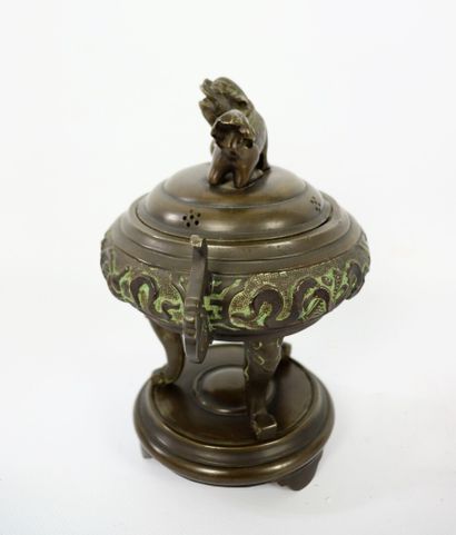 null INDOCHINE.

Brûle-parfum en bronze à patine brune.

Fin du XIXème siècle.

H_23...