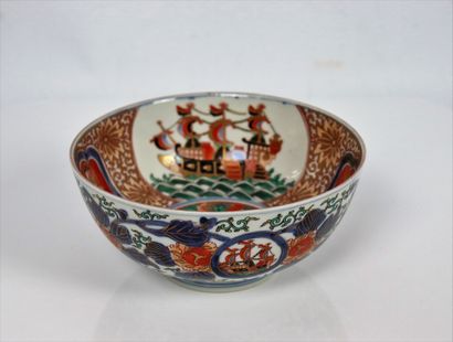 null JAPAN.

Porcelain bowl decorated with Dutchmen and Dutch boats.

XIXth century.

H_8,2...