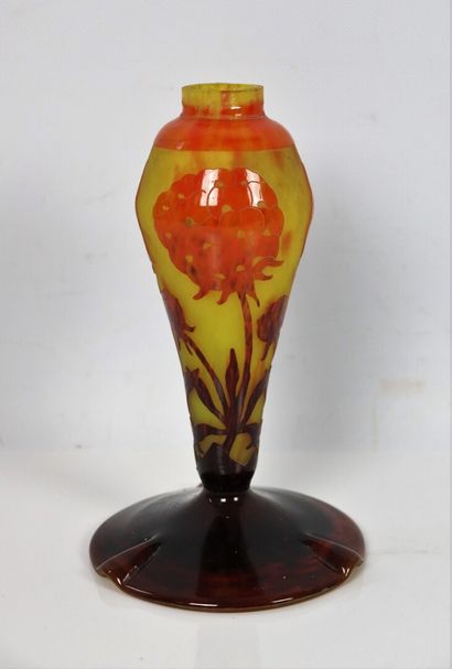 null FRENCH GLASS.

Foot of lamp out of multi-layer glass with floral decoration...