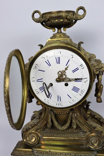 null Important gilt bronze clock, mobile handles maintained by lion's heads and topped...