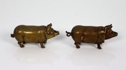 null Two brass match holders forming a pyrogen in the shape of a pig.

About 1900.

L_4,8...