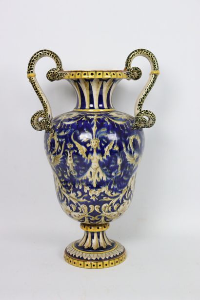 null ITALIE.

Important vase à anses serpent, à décor de putti en médaillon.

Vers...