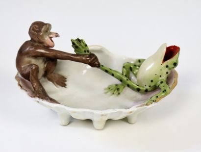 null 
Porcelain tray decorated with a monkey pulling a frog.




Circa 1900-1920.




H_6,6...